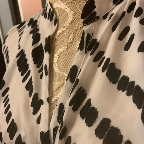 EUC- Liz Claiborne- button front blouse - Picture 6 of 11